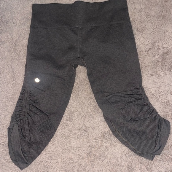 Lululemon ruched Capri Leggings - Picture 1 of 4